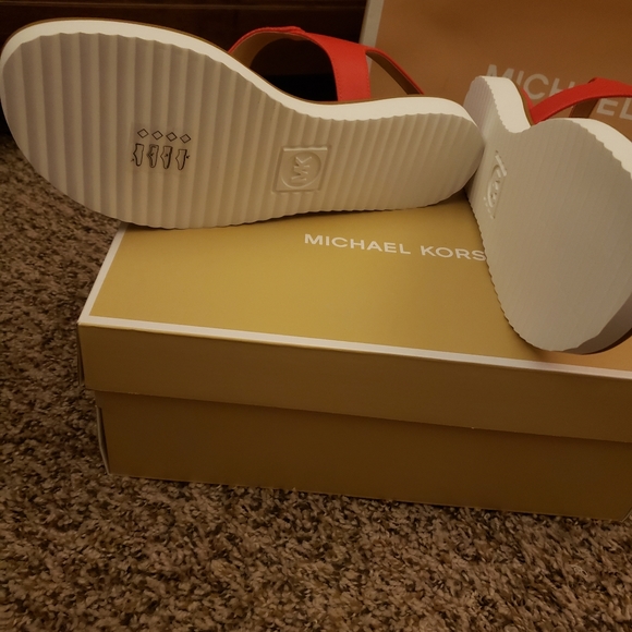 Michael Kors Judy thong sandal - Picture 2 of 8
